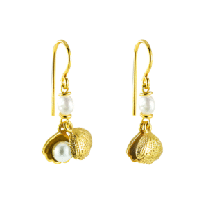 Κομψά επιχρυσωμένα σκουλαρίκια με μαργαριτάρι από ασήμι 925, σε σχέδιο κοχυλιού αχιβάδα. Ιδανικά για καλοκαιρινό στυλ, νησιώτικες εμφανίσεις και elegant looks. Must-have κόσμημα για το φετινό καλοκαίρι!