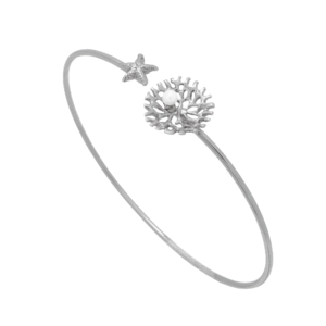 OceanWhim – Βραχιόλι ασημένια βέργα με κοράλλι & αστερία. Μοναδική θαλάσσια λεπτομέρεια για ξεχωριστές εμφανίσεις.