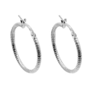 Κομψοί και ανάγλυφοι κρίκοι από ασήμι 925. Νεανικό design που συνδυάζεται με κάθε ντύσιμο. Ιδανικοί για όλες τις περιστάσεις.