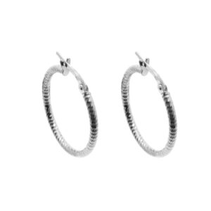 Κομψοί και ανάγλυφοι κρίκοι από Ασήμι 925. Νεανικό design που συνδυάζεται με κάθε ντύσιμο. Ιδανικοί για όλες τις περιστάσεις.