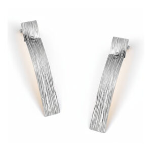 Χαρακτηριστικά: Υλικό: Ασήμι 925 Επιμετάλλωση: επιροδίωση για λάμψη Προστασία: Ειδικό φιλμ για διατήρηση της λάμψης Στυλ: Καρφωτά σκουλαρίκια με butterfly κούμπωμα Διαστάσεις:  ύψος 6 εκατοστά και φάρδος 1 εκατοστό Χειροποίητο κόσμημα: Ελληνικής κατασκευής Το κόσμημα είναι διαθέσιμο κατόπιν παραγγελίας – αγοράς στο ηλεκτρονικό μας κατάστημα.