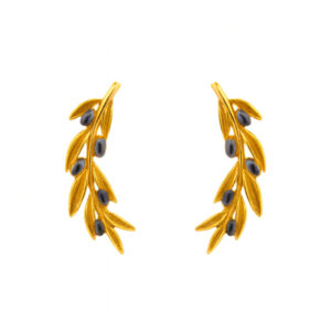 Κομψά σκουλαρίκια από επιχρυσωμένο Ασήμι 925, με σχέδιο κλαδιού ελιάς και καρπούς με μαύρη πλατίνα. Ιδανικά για γυναίκες που αγαπούν τη διακριτική κομψότητα.