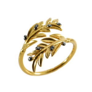 Κομψό δαχτυλίδι με χρυσά κλαδιά ελιάς και καρπούς ελιάς με μαύρη πλατίνα. Φυσική ισορροπία και διακριτική λάμψη για καθημερινή και επίσημη χρήση.