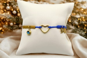 Βραχιόλι γούρι 2026 με καρδιά, από μακραμέ πλέξη και επιχρυσωμένα ατσάλινα διακοσμητικά στοιχεία. Ένα μοναδικό γούρι για καλή τύχη και στυλ όλη τη χρονιά!