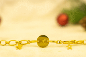 Βραχιόλι γούρι 2026 με επιχρυσωμένη ατσάλινη αλυσίδα και επιχρυσωμένα ατσάλινα διακοσμητικά στοιχεία. Ένα μοναδικό γούρι για καλή τύχη όλη τη χρονιά!