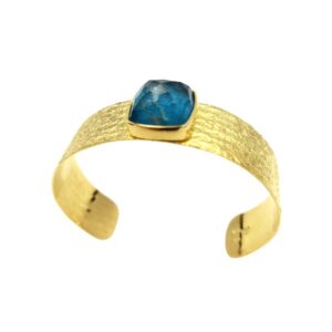 Εντυπωσιακό βραχιόλι από επιχρυωσμένο ασήμι με σφυρήλατη υφή και πολύτιμη πέτρα απατίτη. Statement κόσμημα, ιδανικό για βραδινές εμφανίσεις και ιδιαίτερο στυλ.