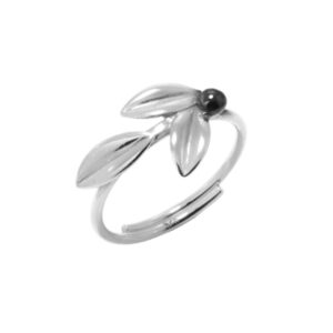 Εντυπωσιακό δαχτυλίδι με χρυσό κλαδί ελιάς και καρπό ελιάς με μαύρη πλατίνα. Φυσική ισορροπία και διακριτική λάμψη για καθημερινή και επίσημη χρήση.