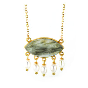 Κομψό κολιέ από επιχρυσωμένο Ασήμι 925, με πολύτιμο λίθο και μαργαριτάρια σε σχήμα ναβέτα. Ιδανικό για chic εμφανίσεις με διαχρονικό χαρακτήρα.