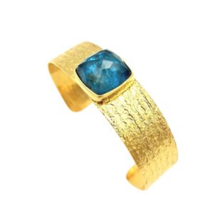 Εντυπωσιακό βραχιόλι από επιχρυωσμένο ασήμι με σφυρήλατη υφή και πολύτιμη πέτρα απατίτη. Statement κόσμημα, ιδανικό για βραδινές εμφανίσεις και ιδιαίτερο στυλ.