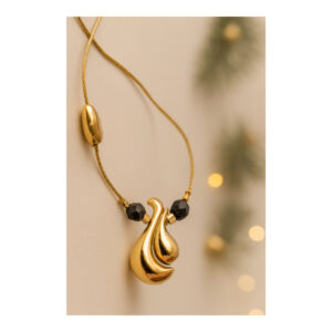 Κολιέ γούρι 2026 από επιροδιωμένο ορείχαλκο, με πέτρες μαύρου όνυχα και μεταλλικό, χρυσό κορδόνι. Ένα μοναδικό γούρι για καλή τύχη και στυλ όλη τη χρονιά!