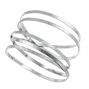 Μοντέρνο, χειροποίητο βραχιόλι από Ασήμι 925 με πέντε βέργες και ανάγλυφη υφή. Κομψό, εντυπωσιακό και ιδανικό ως statement κόσμημα για κάθε εμφάνιση.