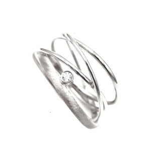 Μοντέρνο δαχτυλίδι από Ασήμι 925, πολλαπλές λεπτές βέργες και λευκή πέτρα ζιργκόν. Κομψό, εντυπωσιακό και ιδανικό ως statement κόσμημα για κάθε εμφάνιση.