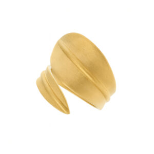 Κομψό δαχτυλίδι από Ασήμι 925, με ματ υφή και σχέδιο φύλλου που αγκαλιάζει το δάχτυλο. Μοντέρνα κομψότητα και φυσική αρμονία σε ένα statement κόσμημα.