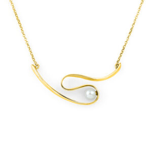 Μοντέρνο και εντυπωσιακό κολιέ από Ασήμι 925, με μαργαριτάρι και σφυρήλατη υφή. Λάμψη πολυτέλειας για καθημερινές εμφανίσεις.