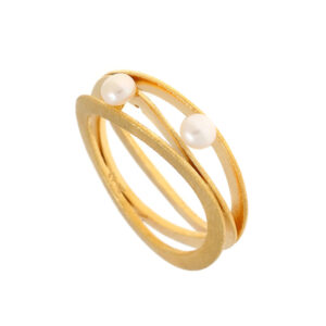 Κομψό δαχτυλίδι από επιχρυσωμένο Ασήμι 925, με μαργαριτάρια, γεωμετρικό σχεδιασμό και ματ φινίρισμα. Ιδανικό για δώρο και μοντέρνες εμφανίσεις.