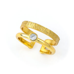 Κομψό,  χειροποίητο δαχτυλίδι από Ασήμι 925, με μάτ και γυαλιστερή υφή, λευκή πέτρα ζιργκόν και ανοιχτό σχεδιασμό. Ιδανικό να συνδιαστεί με κάθε εμφάνιση.