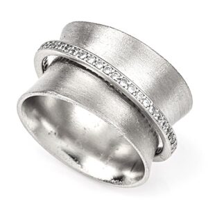 Εντυπωσιακό δαχτυλίδι από Ασήμι 925, με σατινέ φινίρισμα και λευκά ζιρκόν. Μοντέρνο, κομψό και διαχρονικό σχέδιο για γυναίκες με στυλ.