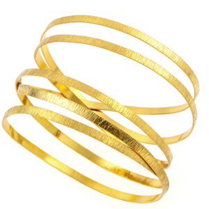 Βραχιόλι από επιχρυσωμένο Ασήμι με πολλαπλές λεπτές βέργες και ανάγλυφη υφή. Κομψό, εντυπωσιακό και ιδανικό ως statement κόσμημα για κάθε εμφάνιση.