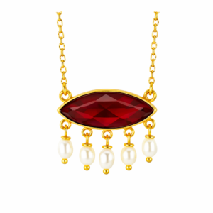 Κομψό χειροποίητο κολιέ από επιχρυσωμένο Ασήμι 925, με πολύτιμο λίθο και μαργαριτάρια σε σχήμα ναβέτα. Ιδανικό για chic εμφανίσεις με διαχρονικό χαρακτήρα.