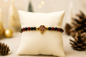 Βραχιόλι γούρι 2026 με επιχρυσωμένους αιματίτες, ημιπολύτιμους λίθους όνυχα, μπορντό αχάτες και κούμπωμα από μακραμέ πλέξη. Ένα γούρι για καλή τύχη!