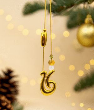 Κολιέ γούρι 2026 από επιχρυσωμένο ορείχαλκο, με φεγγαρόπετρα, μελί πέτρα και κομψό χρυσαφί κορδόνι. Ένα μοναδικό γούρι για καλή τύχη και στυλ όλη τη χρονιά!