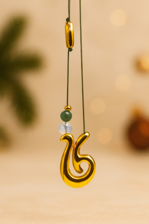 Κολιέ γούρι 2026 από επιχρυσωμένο ορείχαλκο, με φεγγαρόπετρα, πράσινο αχάτη και κομψό κυπαρισί κορδόνι. Ένα μοναδικό γούρι για καλή τύχη και στυλ όλη τη χρονιά!