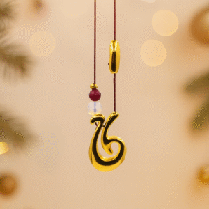 Κολιέ γούρι 2026 από επιχρυσωμένο ορείχαλκο, με φεγγαρόπετρα, μπορντό αχάτη και κομψό μπορντό κορδόνι. Ένα μοναδικό γούρι για καλή τύχη και στυλ όλη τη χρονιά!