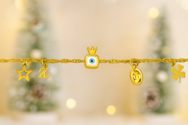 Βραχιόλι γούρι 2026 από επιχρυσωμένο ατσάλι, με ρόδι και κρεμαστά διακοσμητικά στοιχεία. Ένα μοναδικό γούρι για καλή τύχη και στυλ όλη τη χρονιά!