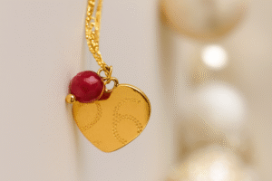 Κολιέ γούρι 2026 από επιχρυσωμένο ορείχαλκο, σε καρδιά, με πέτρα μπορντό αχάτη και ατσάλινη αλυσίδα. Ένα μοναδικό γούρι για καλή τύχη και στυλ όλη τη χρονιά!