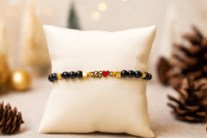 Βραχιόλι γούρι 2026 με επιχρυσωμένους αιματίτες, πέτρες μαύρου όνυχα και κούμπωμα με μακραμέ πλέξη. Ένα μοναδικό γούρι για καλή τύχη και στυλ όλη τη χρονιά!