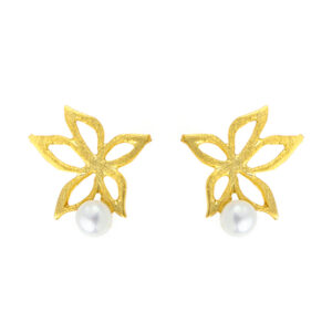 Κομψά σκουλαρίκια από επιχρυσωμένο Ασήμι 925, με σχέδιο λουλουδιού και λευκό μαργαριτάρι. Ρομαντικό σχέδιο, ιδανικό για δώρο και επίσημες εμφανίσεις.