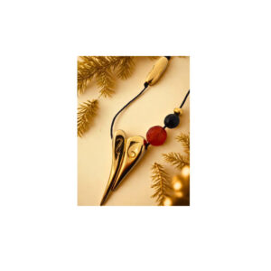 Κολιέ γούρι 2026 με καρδιά από επιροδιωμένο ορείχαλκο, με πέτρα μαύρου όνυχα, κόκκινου αχάτη και κομψό μαύρο κορδόνι. Ένα μοναδικό γούρι για καλή τύχη!