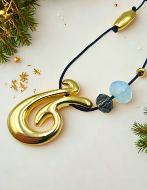 Κολιέ γούρι 2026 από επιχρυσωμένο ορείχαλκο, με φεγγαρόπετρα, διάφανο γκρι ζιργκόν και μαύρο κορδόνι. Ένα μοναδικό γούρι για καλή τύχη και στυλ όλη τη χρονιά!