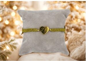 Βραχιόλι γούρι 2026 με ατσάλινη καρδιά, από μακραμέ πλέξη με χρυσή μεταλλική κλωστή. Ένα μοναδικό γούρι για καλή τύχη και στυλ όλη τη χρονιά!