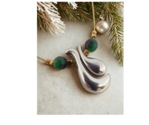 Κολιέ γούρι 2026 από επιροδιωμένο ορείχαλκο, με πράσινες πέτρες αχάτη και χρυσό μεταλλικό κορδόνι. Ένα μοναδικό γούρι για καλή τύχη και στυλ όλη τη χρονιά!