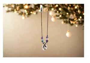 Κολιέ γούρι 2026 από επιροδιωμένο ορείχαλκο, με πέτρες μωβ φθορίτη και κομψό σκούρο μωβ κορδόνι. Ένα μοναδικό γούρι για καλή τύχη και στυλ όλη τη χρονιά!