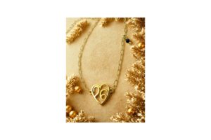 Κολιέ γούρι 2026 από επιχρυσωμένο ορείχαλκο, σε καρδιά, με πέτρα μαύρου όνυχα και ατσάλινη αλυσίδα. Ένα μοναδικό γούρι για καλή τύχη και στυλ όλη τη χρονιά!