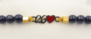 Βραχιόλι γούρι 2026 με επιχρυσωμένους αιματίτες, ημιπολύτιμο λίθο όνυχα και κούμπωμα με μακραμέ πλέξη. Ένα μοναδικό γούρι για καλή τύχη και στυλ όλη τη χρονιά!