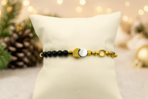 Βραχιόλι γούρι 2026 με επιχρυσωμένους αιματίτες, πέτρες μαύρου όνυχα και στοιχεία από ατσάλι. Ένα μοναδικό γούρι για καλή τύχη και στυλ όλη τη χρονιά!