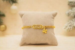 Βραχιόλι γούρι 2026 από επιχρυσωμένο ατσάλι, με τετράφυλλο τριφύλλι και τετράγωνη αλυσίδα. Ένα μοναδικό γούρι για καλή τύχη και στυλ όλη τη χρονιά!