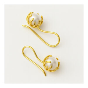 Χειροποίητα σκουλαρίκια από Ασήμι 925 με επιχρύσωση 18Κ και μαργαριτάρια γλυκού νερού. Διαχρονική λάμψη και elegant στυλ για κάθε περίσταση.