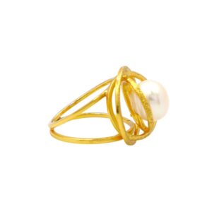 Χειροποίητο δαχτυλίδι από επιχρυσωμένο Ασήμι 925 με μαργαριτάρι και ομοκεντρικούς κύκλους. Sculptural γεωμετρία και διαχρονική λάμψη σε ένα statement κόσμημα.