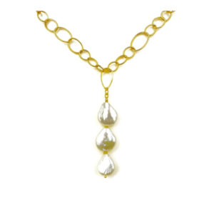 Κολιέ με τρεις baroque μαργαριτάρια σε κάθε διάταξη και χρυσή αλυσίδα. Οργανική κομψότητα και αιθέρια λάμψη σε ένα statement κόσμημα.