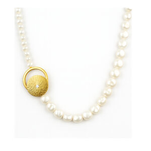 Χειροποίητο κολιέ από Ασήμι 925 με φυσικά μαργαριτάρια και μοντέρνο μοτίβο με λευκή πέτρα ζιργκόν. Κομψότητα και vintage φινέτσα σε ένα statement κόσμημα.