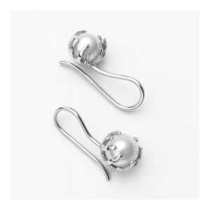 Χειροποίητα σκουλαρίκια από Ασήμι 925 με επιχρύσωση 18Κ και μαργαριτάρια γλυκού νερού. Διαχρονική λάμψη και elegant στυλ για κάθε περίσταση.