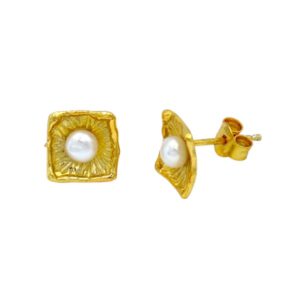 Χειροποίητα σκουλαρίκια από Ασήμι 925 με μαργαριτάρι και ανάγλυφη υφή. Φυσική καθαρότητα και διαχρονική κομψότητα σε ένα minimal κόσμημα.