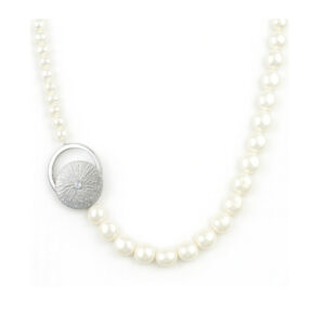 Χειροποίητο κολιέ από Ασήμι 925 με φυσικά μαργαριτάρια και μοντέρνο μοτίβο με λευκή πέτρα ζιργκόν. Κομψότητα και vintage φινέτσα σε ένα statement κόσμημα.