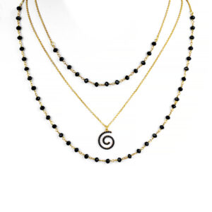 Χειροποίητο layered κολιέ από επιχρυσωμένο ασήμι 925, με πέτρες μαύρου όνυχα και μαύρες πέτρες ζιργκόν. Αντίθεση και κομψότητα σε ένα statement κόσμημα.