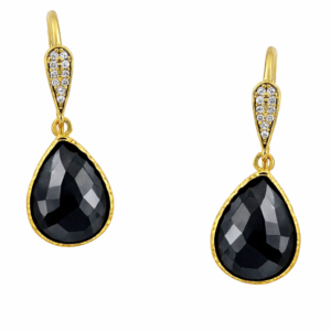 Χειροποίητα σκουλαρίκια από επιχρυσωμένο Ασήμι 925, με πέτρες ζιργκόν και ορυκτή πέτρα αιματίτη. Κομψότητα και πολυτελής λάμψη σε ένα statement κόσμημα.