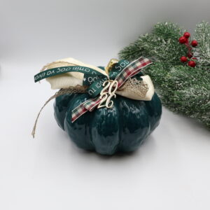 Επιτραπέζιο γούρι 2026 - Πράσινη μεγάλη κολοκύθα με διακοσμητικές κορδέλες και μεταλλικό στοιχείο “2026”. Ευημερία και εορταστική λάμψη για το νέο έτος.